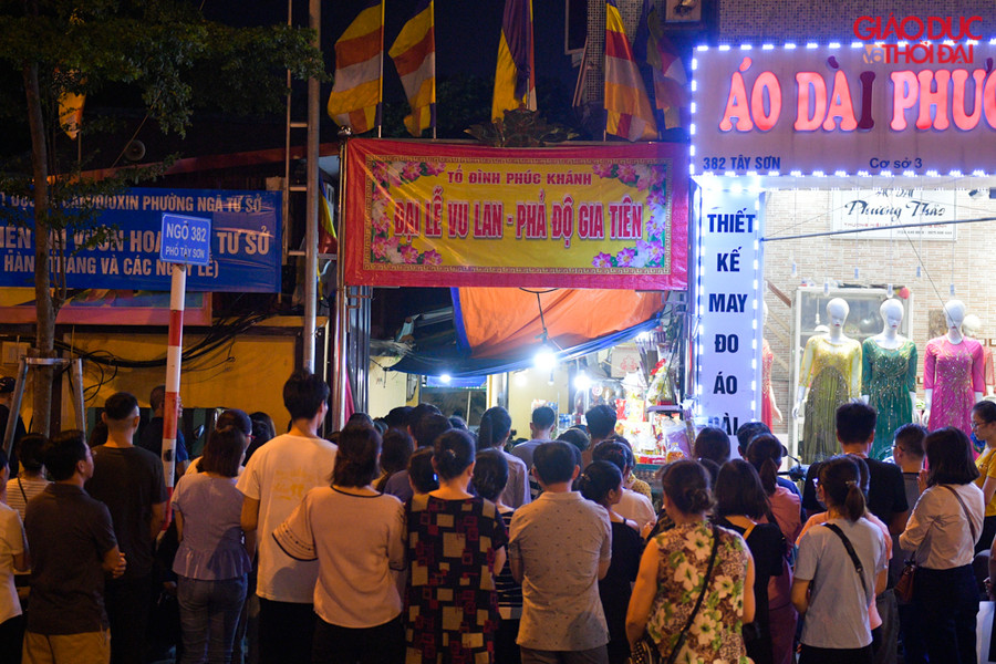 Phía bên ngoài cổng chùa vẫn có một số người phải đứng để dự lễ vì bên trong hết chỗ.