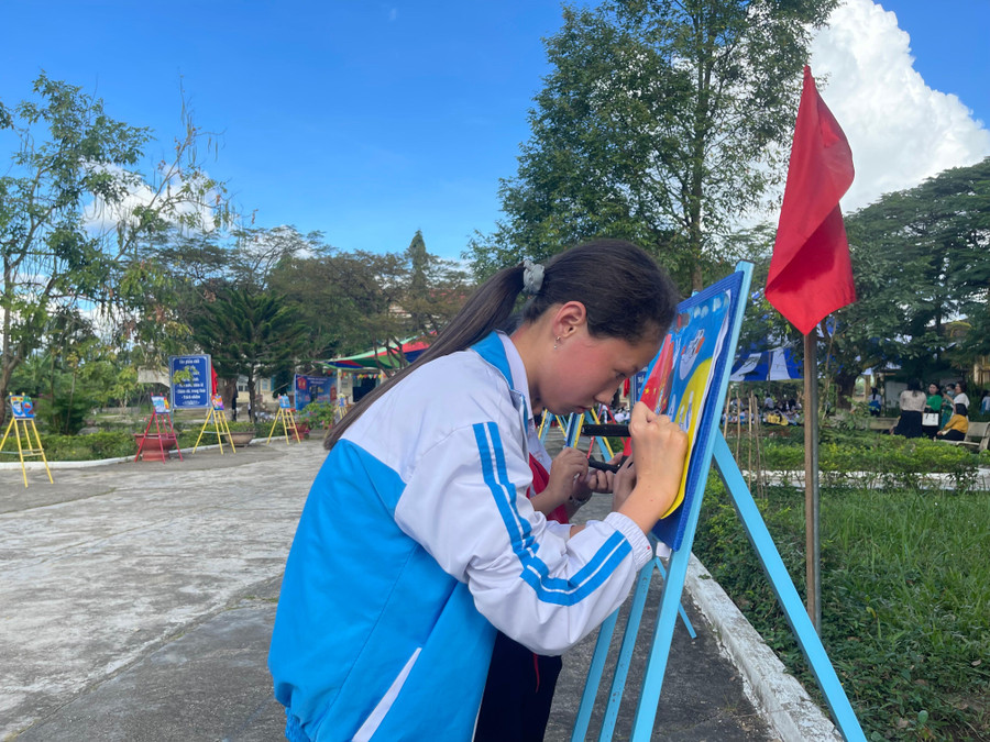 Em Trần Mỹ Ngọc vẽ tranh về biển, đảo Việt Nam. Em Trần Mỹ Ngọc vẽ tranh về biển, đảo Việt Nam.