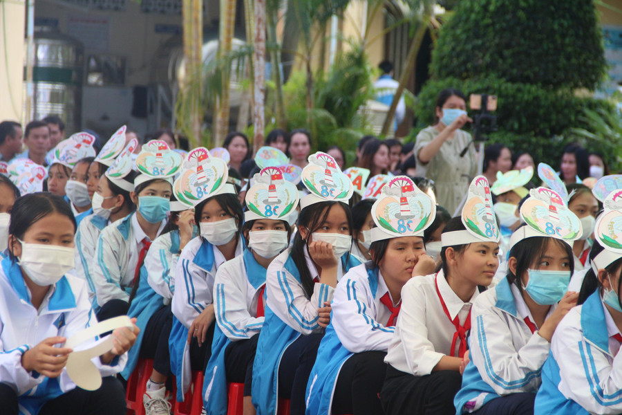 Học sinh hào hứng tham gia hoạt động ngoại khoá về biển, đảo. Học sinh hào hứng tham gia hoạt động ngoại khoá về biển, đảo.