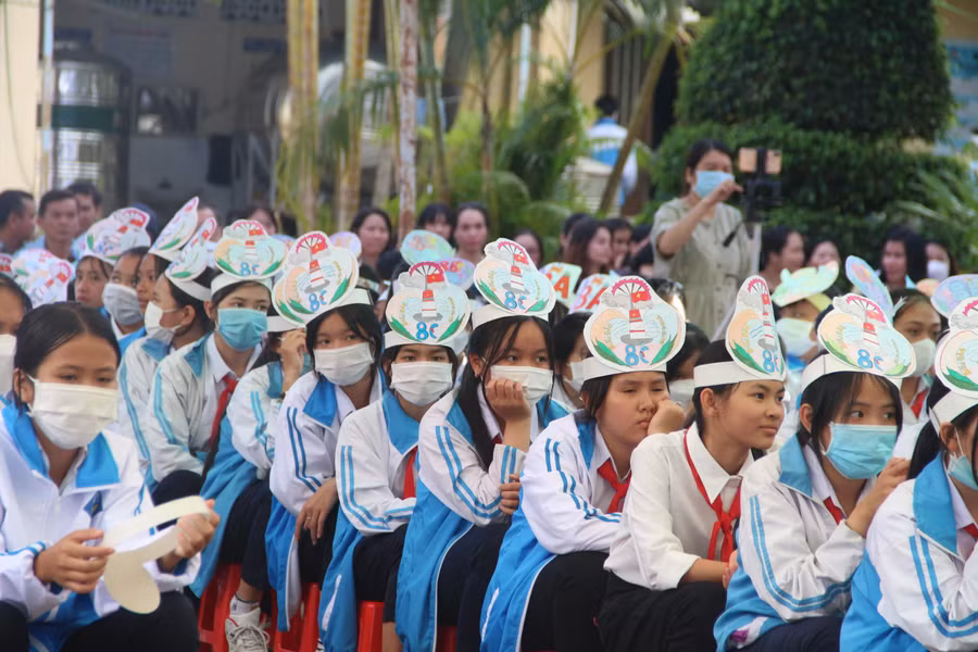 Học sinh hào hứng tham gia hoạt động ngoại khoá về biển, đảo.