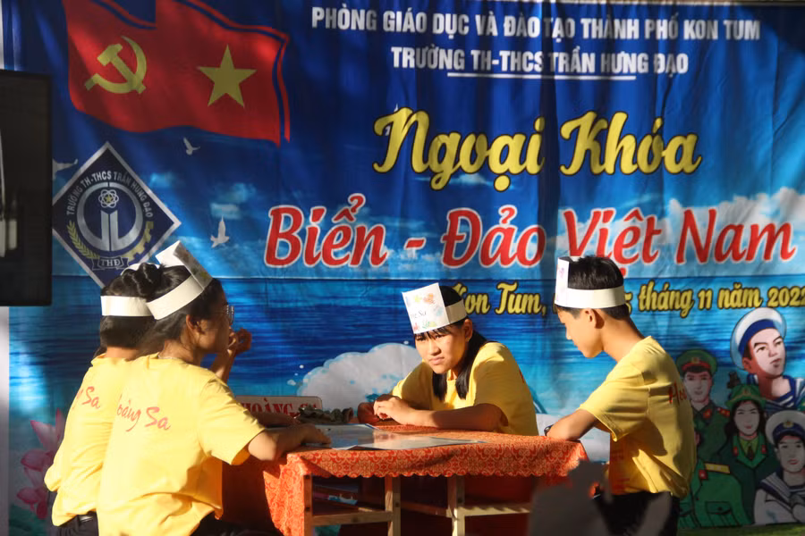 Các đội tham gia tìm hiểu, thuyết trình về biển, đảo của Việt Nam.