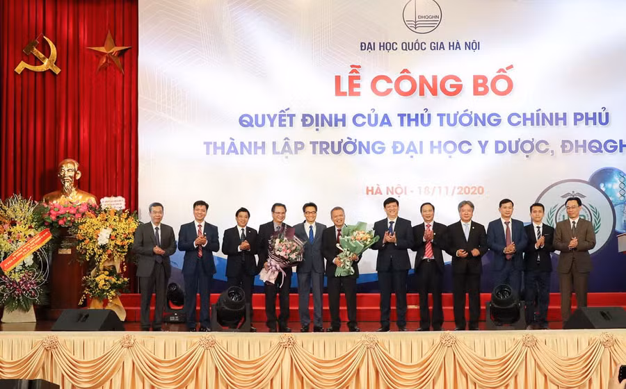 Phó Thủ tướng Vũ Đức Đam, Bộ trưởng Bộ Y tế Nguyễn Thanh Long, Thứ trưởng Bộ GD&amp;ĐT Hoàng Minh Sơn tặng hoa chúc mừng tập thể Trường ĐH Y Dược (ĐH Quốc gia Hà Nội)