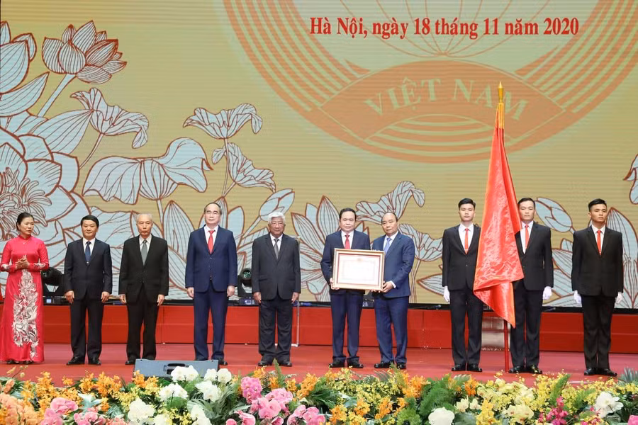 Thay mặt lãnh đạo Đảng, Nhà nước, Thủ tướng Chính phủ, Chủ tịch Hội đồng Thi đua Khen thưởng Trung ương Nguyễn Xuân Phúc đã trao tặng Huân chương Hồ Chí Minh cho MTTQ Việt Nam