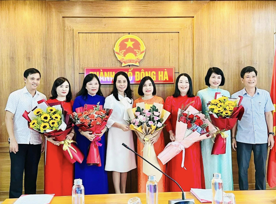 Lãnh đạo Phòng GD&amp;ĐT, Văn phòng UBND TP Đông Hà tặng hoa chúc mừng các Hiệu trưởng, Phó hiệu trưởng được bổ nhiệm.