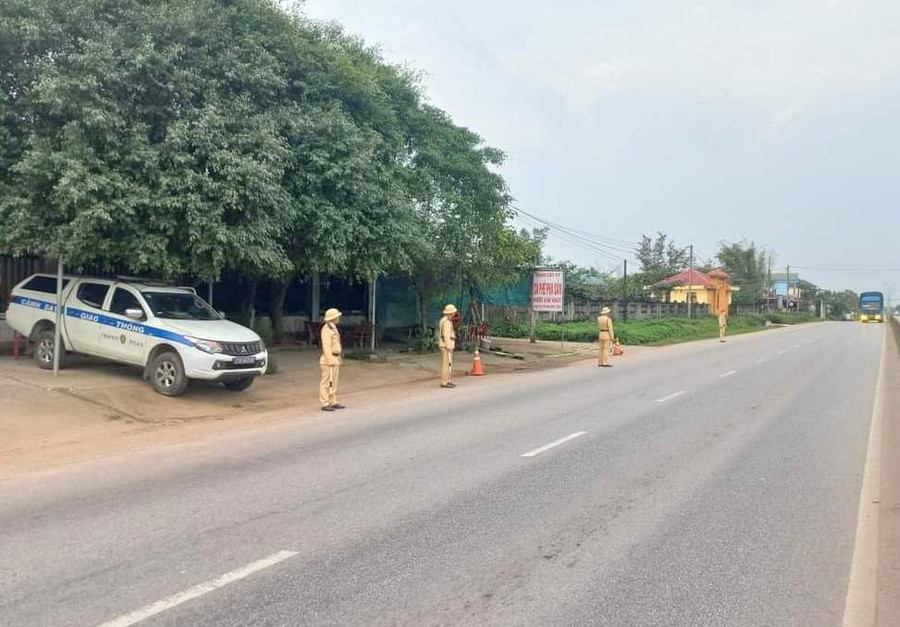 Lực lượng CSGT triển khai thực hiện nhiệm vụ trên tuyến QL1 phía Nam.