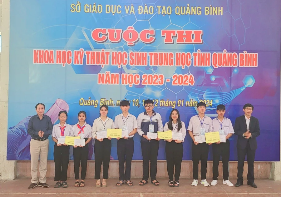 Lãnh đạo Sở GD&ĐT trao giải Nhất cho các học sinh. 