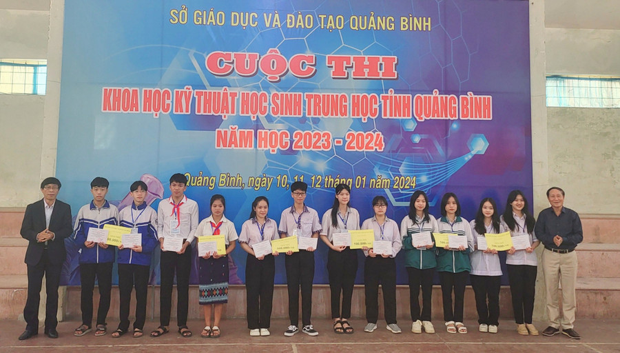 Ban tổ chức cuộc thi trao 6 giải Nhì cho các dự án xuất sắc. Ban tổ chức cuộc thi trao 6 giải Nhì cho các dự án xuất sắc.