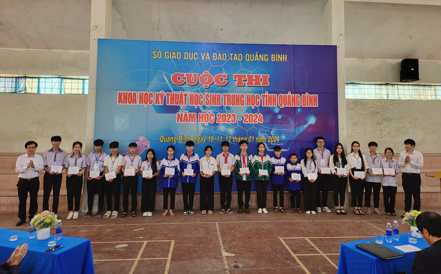 20 giải Tư được trao cho học sinh các trường học. 20 giải Tư được trao cho học sinh các trường học.