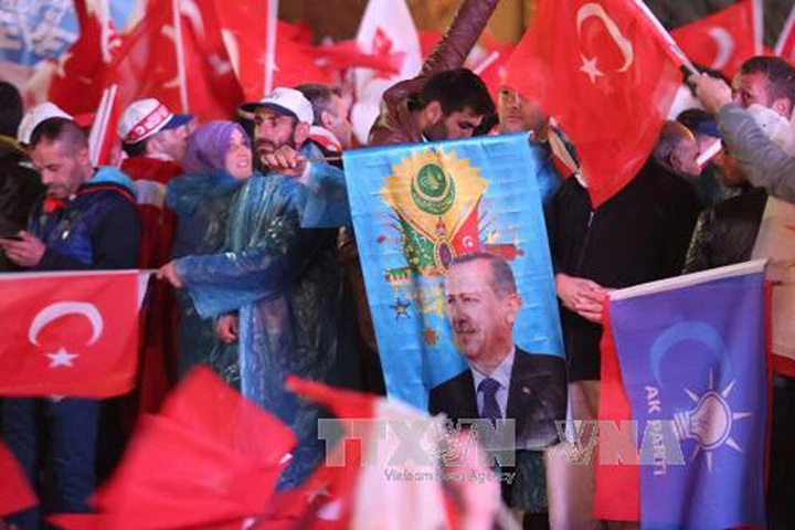 Những người ủng hộ đảng Công lý và Phát triển của Tổng thống Thổ Nhĩ Kỳ Recep Tayyip Erdogan mít tinh sau khi kết quả trưng cầu dân ý được công bố tại Ankara ngày 16/4. Ảnh: AFP/TTXVN