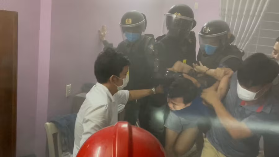 Lực lượng chức năng tiến hành khống chế đối tượng doạ đốt nhà tự thiêu. Ảnh: Công an tỉnh Bà Rịa – Vũng Tàu