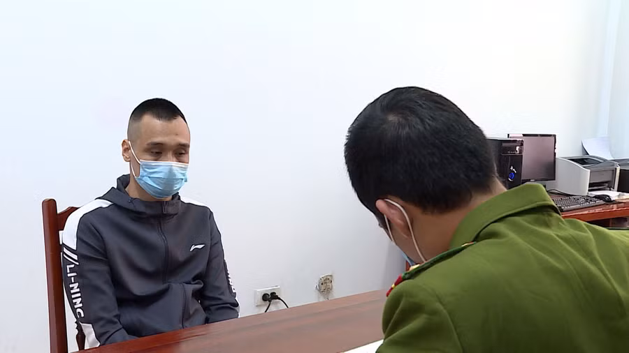 Cơ quan chức năng lấy lời khai đối tượng Đinh Văn Tùng.