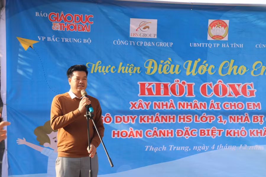 Nhà báo Nguyễn Văn Dũng - Trưởng VP Báo GD&amp;TĐ KV Miền Trung - Tây Nguyên phát biểu tại lễ khởi công.