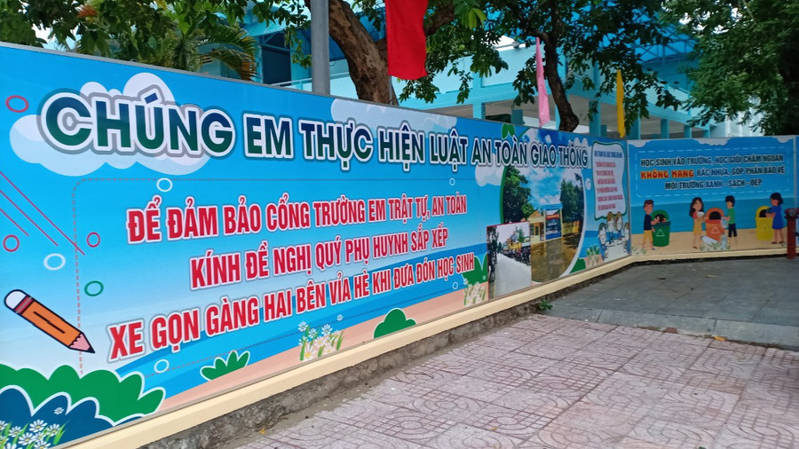 Khuôn viên của sạch đẹp, chào đón năm học mới của một trường học trên huyện Côn Đảo.