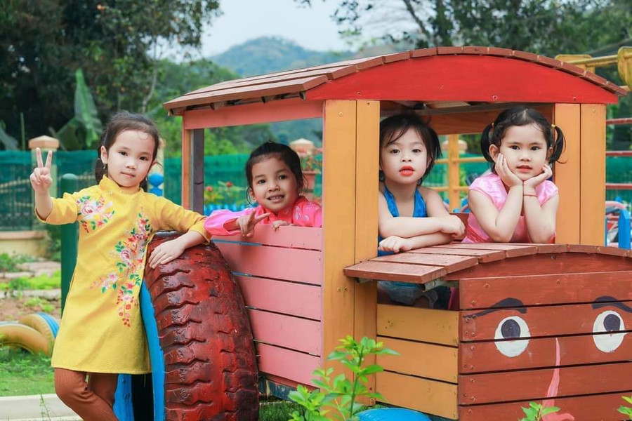 Khu vực giáo dục ngoài trời được giáo viên Trường Mầm non xã Xá Lượng- Khối Bản Lở (Tương Dương, Nghệ An) làm từ những vật liệu tái chế. Khu vực giáo dục ngoài trời được giáo viên Trường Mầm non xã Xá Lượng- Khối Bản Lở (Tương Dương, Nghệ An) làm từ những vật liệu tái chế.