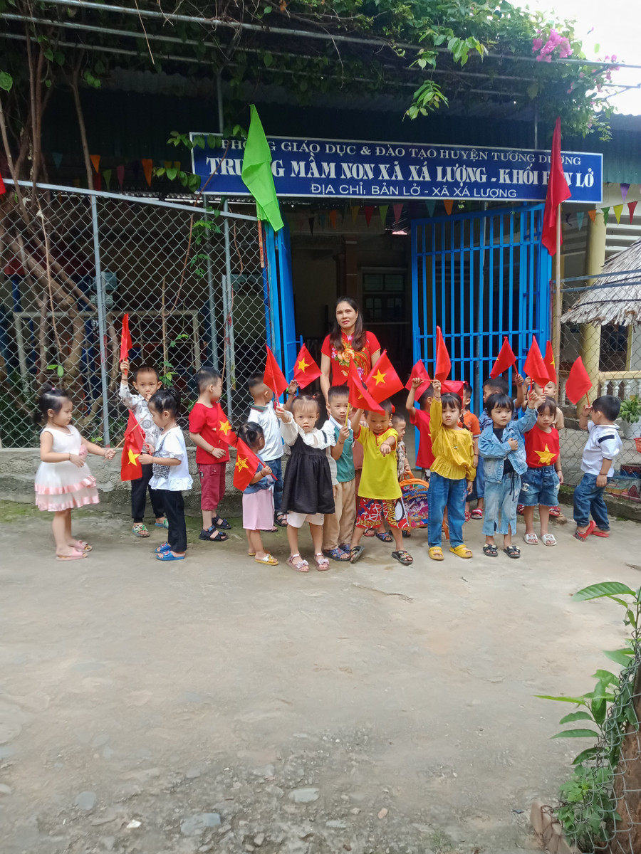 Cô - trò Trường Mầm non xã Xá Lượng- Khối Bản Lở (Tương Dương, Nghệ An) trước ngày khai giảng. Cô - trò Trường Mầm non xã Xá Lượng- Khối Bản Lở (Tương Dương, Nghệ An) trước ngày khai giảng.