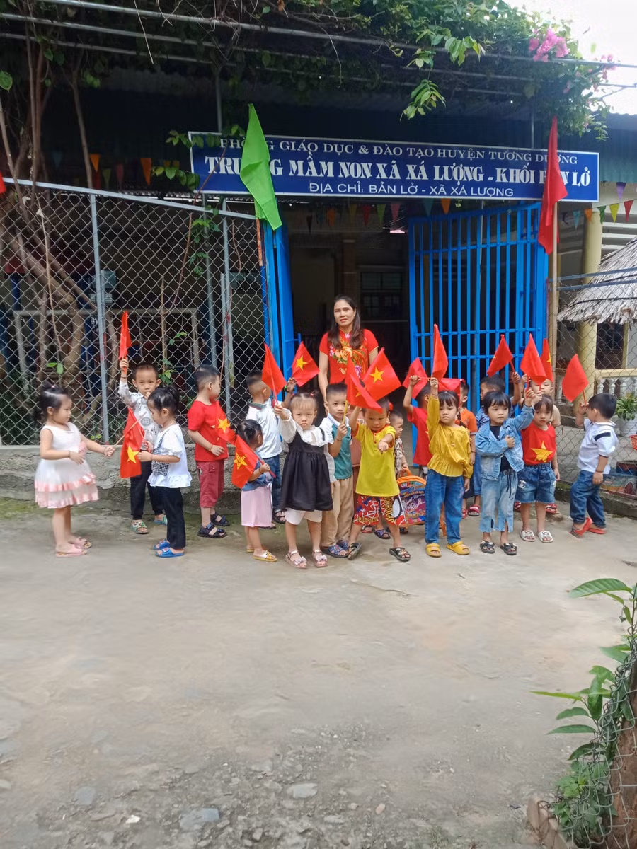 Cô - trò Trường Mầm non xã Xá Lượng- Khối Bản Lở (Tương Dương, Nghệ An) trước ngày khai giảng.