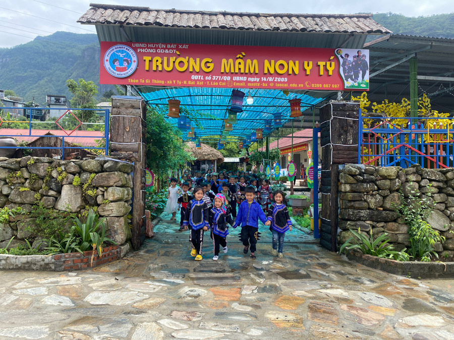 Học sinh Trường Mầm non Y Tý, huyện Bát Xát (Lào Cai) vui bước đến trường. Học sinh Trường Mầm non Y Tý, huyện Bát Xát (Lào Cai) vui bước đến trường.