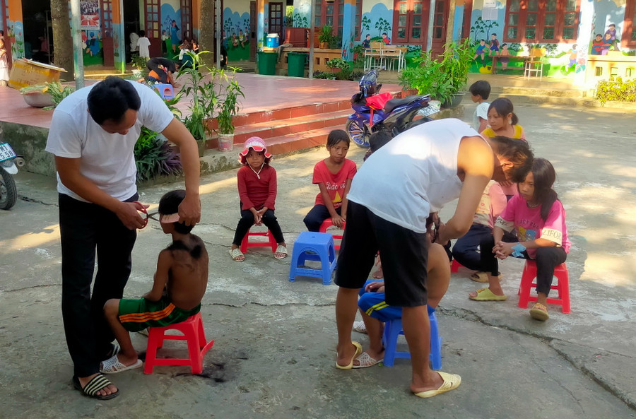 Giáo viên kiêm thợ cắt tóc cho học trò. Giáo viên kiêm thợ cắt tóc cho học trò.