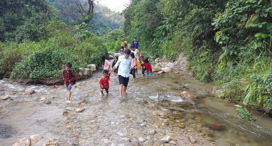 Giáo viên Trường Phổ thông dân tộc bán trú tiểu học Pa Ủ (Mường Tè, Lai Châu) đón học sinh đến trường theo cách riêng của mình. Giáo viên Trường Phổ thông dân tộc bán trú tiểu học Pa Ủ (Mường Tè, Lai Châu) đón học sinh đến trường theo cách riêng của mình.