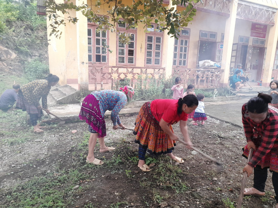 Phụ huynh Trường Mầm non Vàng Anh xã Chim vàn (Bắc yên, Sơn La) đến vệ sinh vườn trường, đón năm học mới. Phụ huynh Trường Mầm non Vàng Anh xã Chim vàn (Bắc yên, Sơn La) đến vệ sinh vườn trường, đón năm học mới.