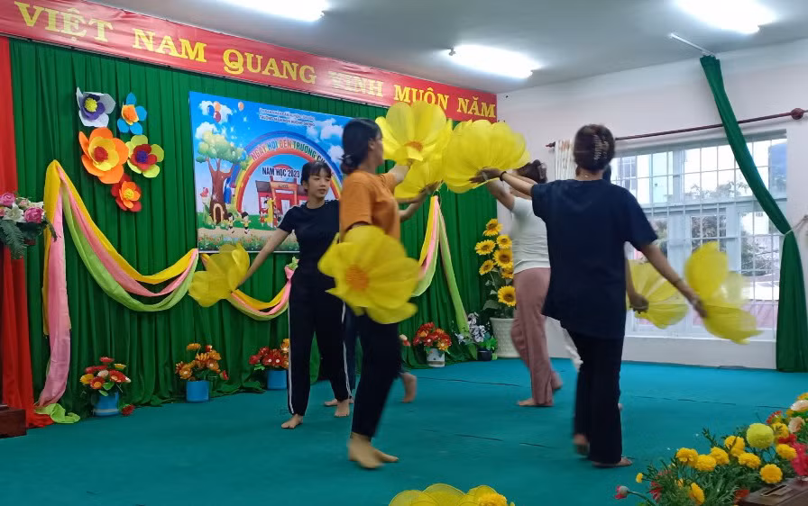 Chiều muộn ngày 4/9, giáo viên Trường Mầm non Hướng Dương, huyện Côn Đảo vẫn miệt mài tập văn nghệ, chuẩn bị cho biểu diễn vào ngày khai giảng 5/9.