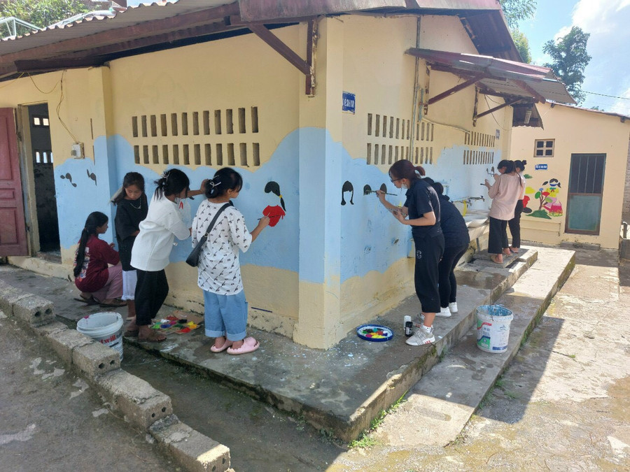 Học sinh Trường phổ thông dân tộc bán trú TH & THCS Hầu Thào (Sapa, Lào Cai) trang trí lớp học, đón năm học mới. Học sinh Trường phổ thông dân tộc bán trú TH & THCS Hầu Thào (Sapa, Lào Cai) trang trí lớp học, đón năm học mới.