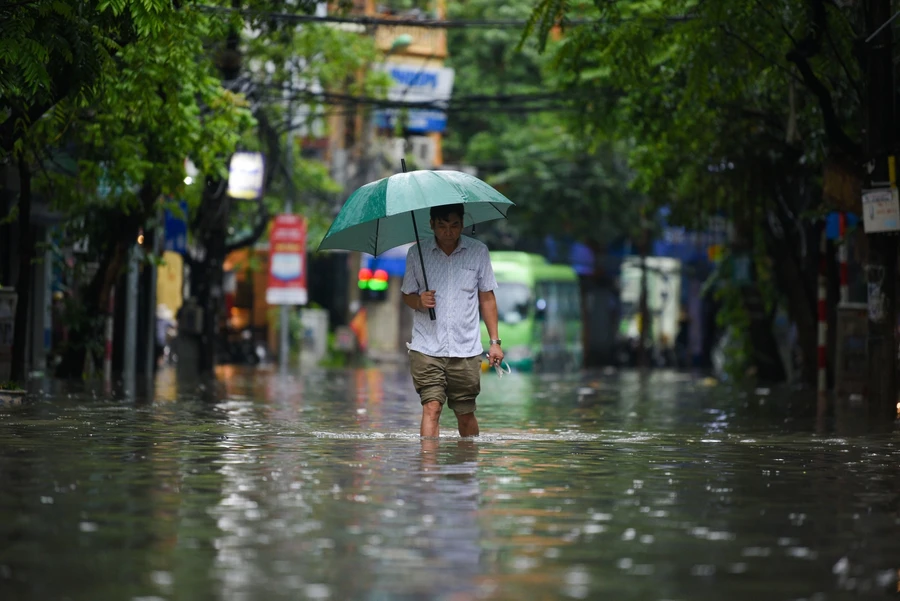 Mưa lớn đã khiến nhiều tuyến phố Hà Nội biến thành sông.