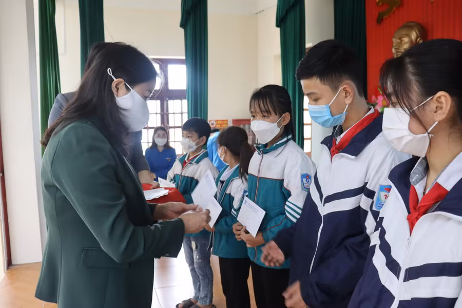 Các phần quà được trao tặng cho học sinh