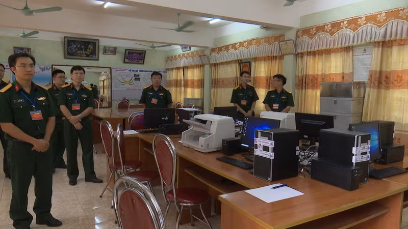 Cán bộ Học viện Kỹ thuật Quân sự tham gia chấm bài thi trắc nghiệm Cán bộ Học viện Kỹ thuật Quân sự tham gia chấm bài thi trắc nghiệm