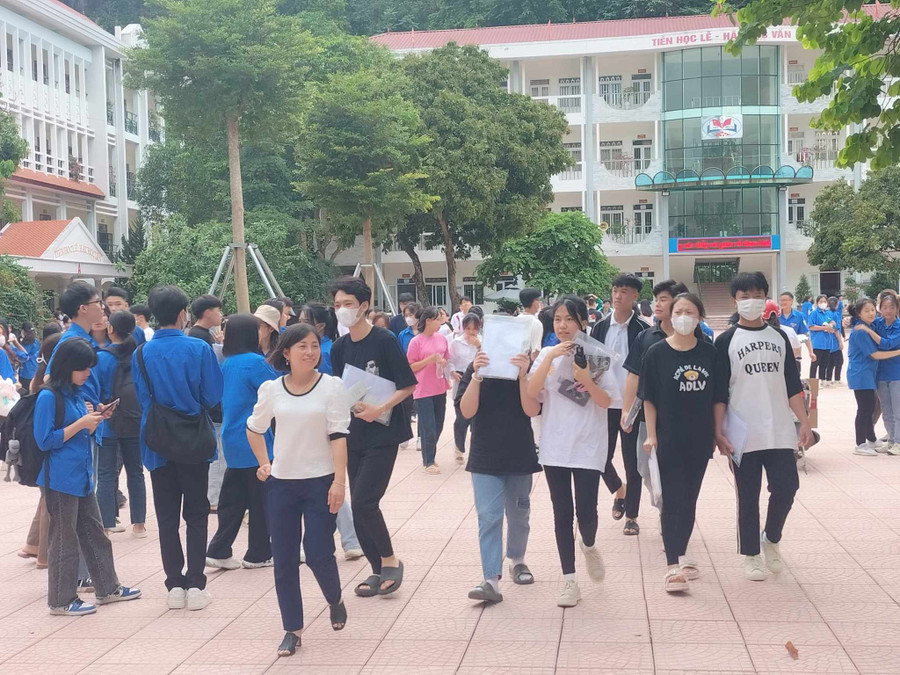 Thí sinh hoàn tất bài thi môn Toán. Thí sinh hoàn tất bài thi môn Toán.