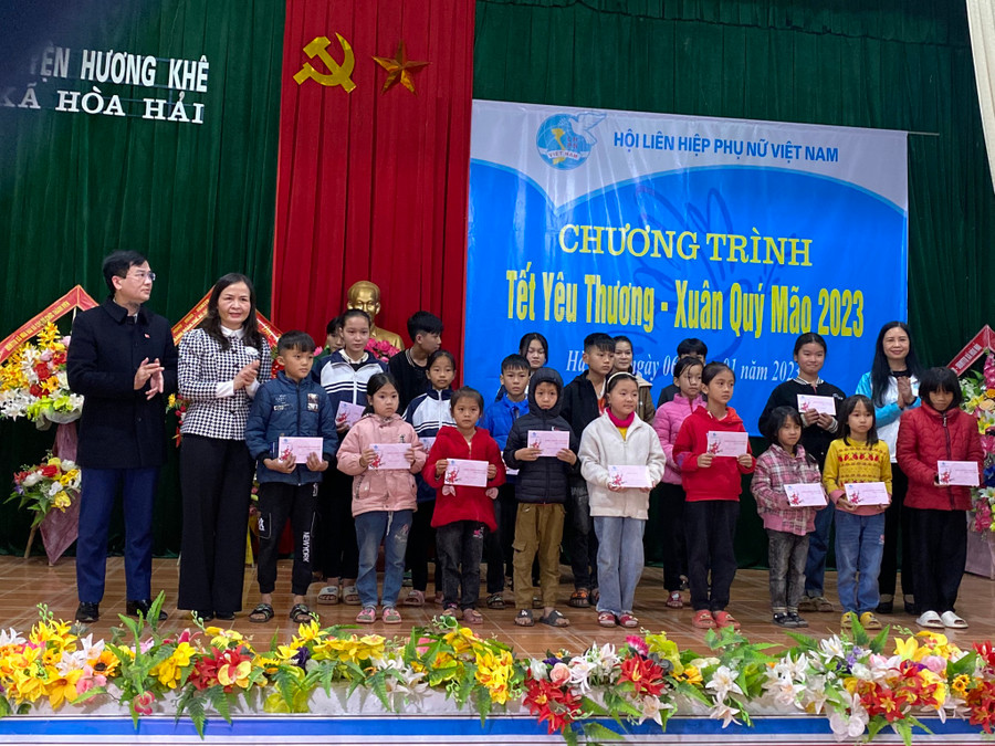 Chương trình “Tết yêu thương - Xuân Quý Mão 2023" tại huyện Hương Khê. (Ảnh: Hội LHPN Hà Tĩnh).
