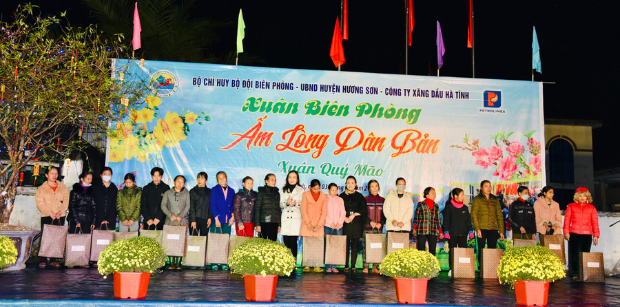 Hội Liên hiệp Phụ nữ Hà Tĩnh cùng Hội doanh nghiệp nữ trao tặng quà tại huyện Hương Sơn. (Ảnh: Hội LHPN Hà Tĩnh).