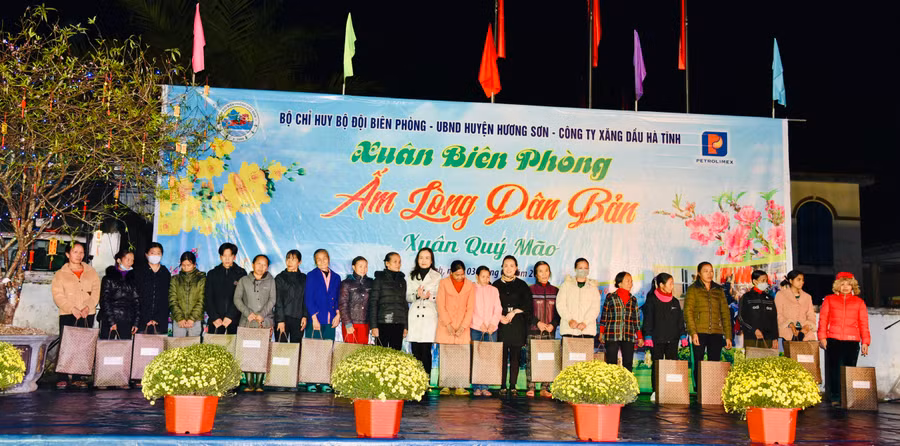 Hội Liên hiệp Phụ nữ Hà Tĩnh cùng Hội doanh nghiệp nữ trao tặng quà tại huyện Hương Sơn. (Ảnh: Hội LHPN Hà Tĩnh).