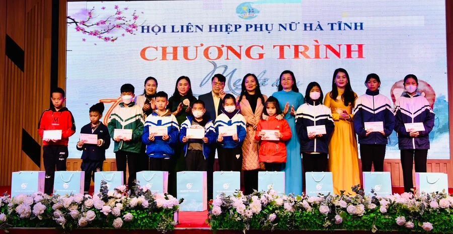 Hội LHPN Hà Tĩnh phối hợp trao quà cho phụ nữ, trẻ em khó khăn tại chương trình “Mẹ đỡ đầu - Tết yêu thương” 2023". (Ảnh: Hội LHPN Hà Tĩnh).