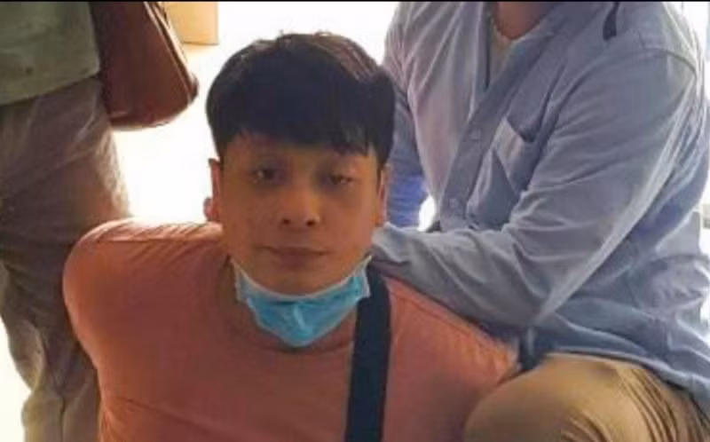 Nguyễn Anh Khoa bị cơ quan chức năng khống chế, bắt giữ.