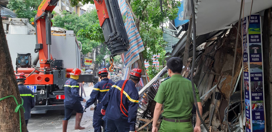 Lực lượng chức năng huy động nhiều xe chuyên dụng đến để giải phóng mặt bằng căn nhà bị sập Lực lượng chức năng huy động nhiều xe chuyên dụng đến để giải phóng mặt bằng căn nhà bị sập