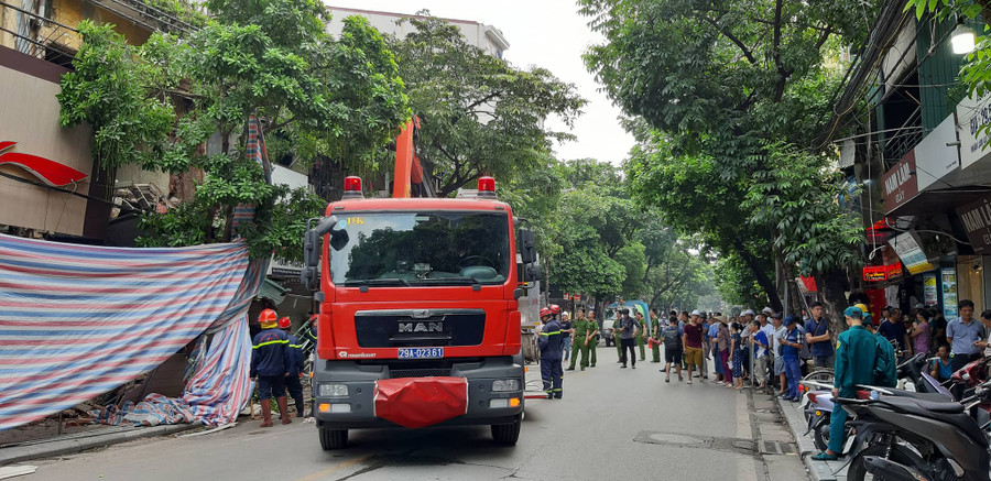 Sau khi sập, một phần tuyến đường Hàng Bông bị phong toả Sau khi sập, một phần tuyến đường Hàng Bông bị phong toả