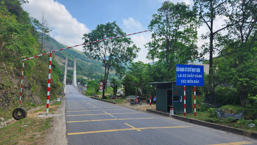 Cơ quan chức năng đặt trạm gác điều tiết xe qua cầu. Cơ quan chức năng đặt trạm gác điều tiết xe qua cầu.
