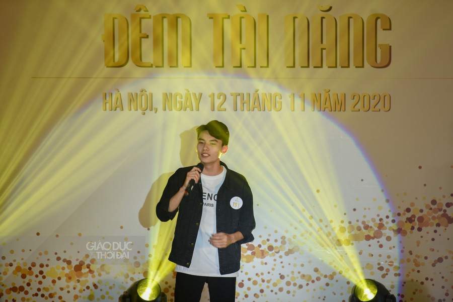 Cover lại một bài hát đã hit một thời gian, thí sinh Nguyễn Quang Huy đã thể hiện rất tốc bài hát Chiếc khăn gió ấm.