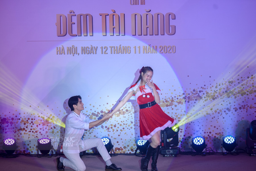 Nhí nhảnh, hồn nhiên tiết mục nhảy Santa tells me của thí sinh Cẩm Hải Hà đã khiến cả hội trường &quot; đứng ngồi không yên&quot;.