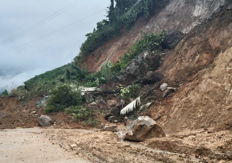 Ta luy dương và ta luy âm trên đường Trường Sơn Đông bị sạt lở nghiêm trọng.