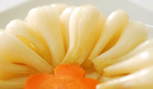 Nên thay thế các món dưa muối bằng các loại củ ngâm chua ngọt như kiệu ngâm chua, cà rốt, củ cải ngâm chua, ngó sen ngâm chua... Ảnh: congso.