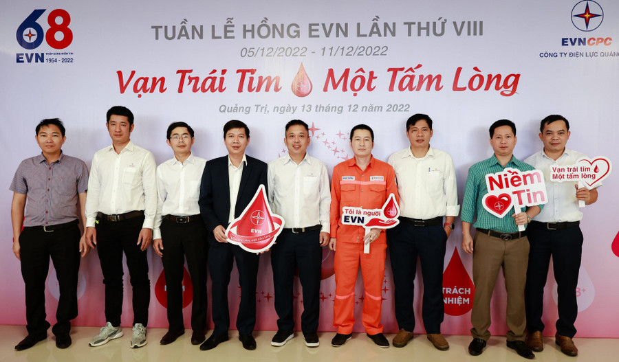 Cán bộ, nhân viên Công ty Thủy điện Quảng Trị tham gia chương trình Tuần lễ hồng EVN.