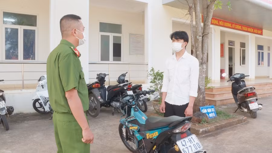 Đối tượng Phong và tang vật (Ảnh: CACC).