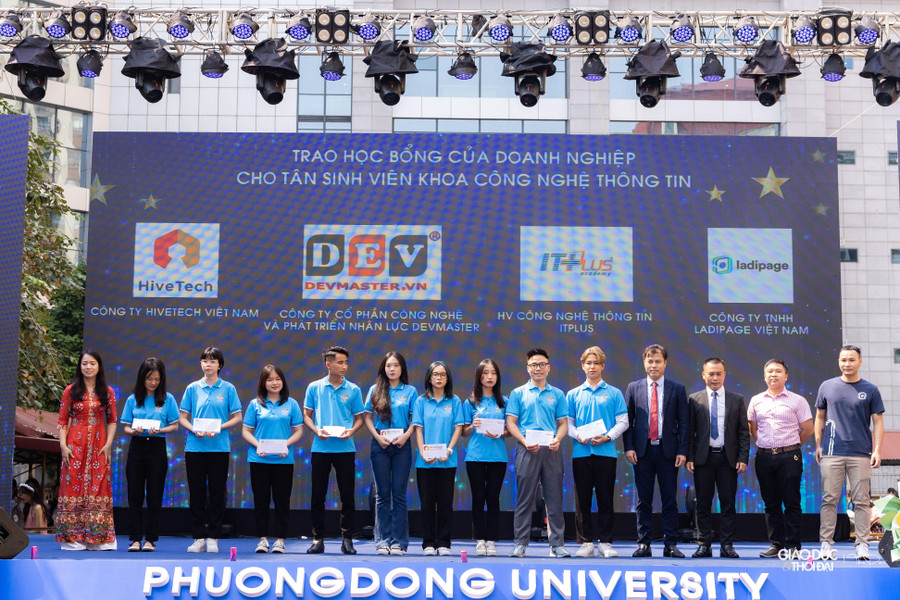 Trao học bổng vượt khó, học bổng cho các tân sinh viên các của nhà trường. Trao học bổng vượt khó, học bổng cho các tân sinh viên các của nhà trường.