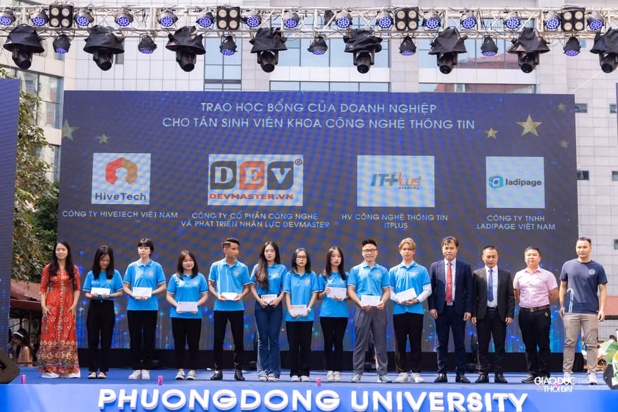 Trao học bổng vượt khó, học bổng cho các tân sinh viên các của nhà trường.