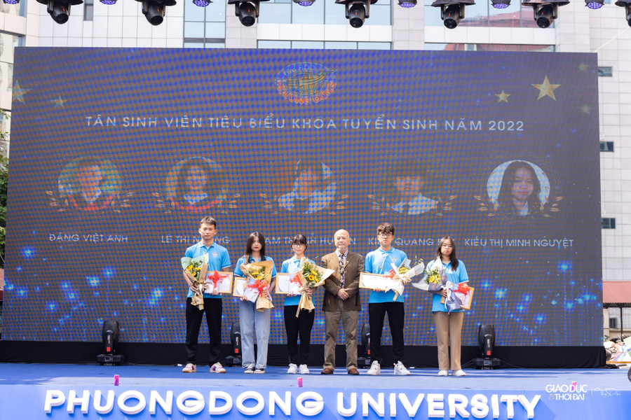 Trao giấy chứng nhận cho tân sinh viên tiêu biểu năm học 2022. Trao giấy chứng nhận cho tân sinh viên tiêu biểu năm học 2022.