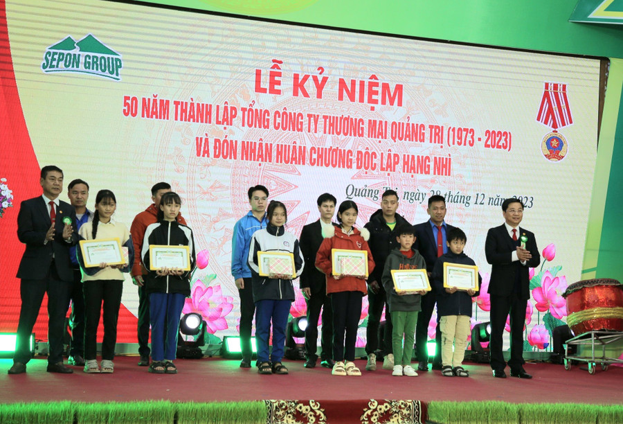 Tổng Công ty thương mại Quảng Trị tiếp tục hỗ trợ đến 6 em học sinh có hoàn cảnh khó khăn. Tổng Công ty thương mại Quảng Trị tiếp tục hỗ trợ đến 6 em học sinh có hoàn cảnh khó khăn.