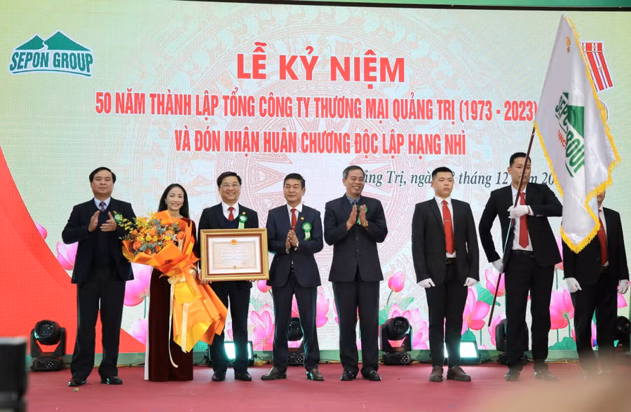 Công ty cổ phần Tổng Công ty Thương mại Quảng Trị đón nhận đón nhận Huân chương Độc lập hạng Nhì.