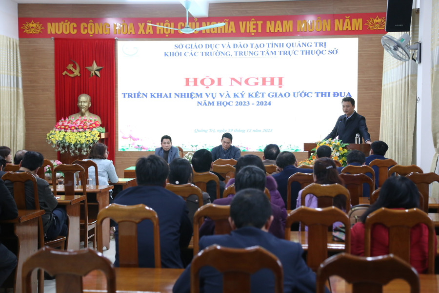 Ông Võ Văn Minh, Phó Giám đốc Sở GD&ĐT cho rằng, hàng năm Sở đều chỉ đạo rà soát, điều chỉnh các quy định về thi đua, khen thưởng cho phù hợp. Ông Võ Văn Minh, Phó Giám đốc Sở GD&ĐT cho rằng, hàng năm Sở đều chỉ đạo rà soát, điều chỉnh các quy định về thi đua, khen thưởng cho phù hợp.